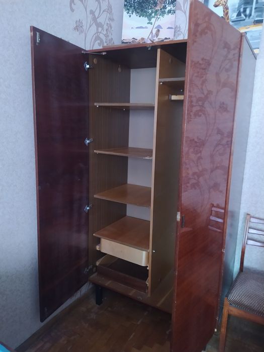 Шафа кімнатна лакована