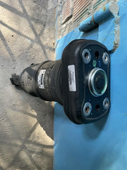 Пневмоамортизатор передній і задній на BMW X7.  Права сторона.