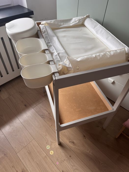 Przewijak z materacykiem, koszem i pojemnikami