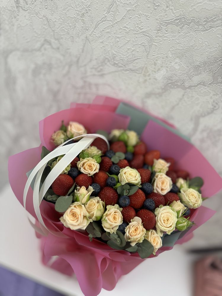 Букет з полуниці з розами композиция с клубники и роз