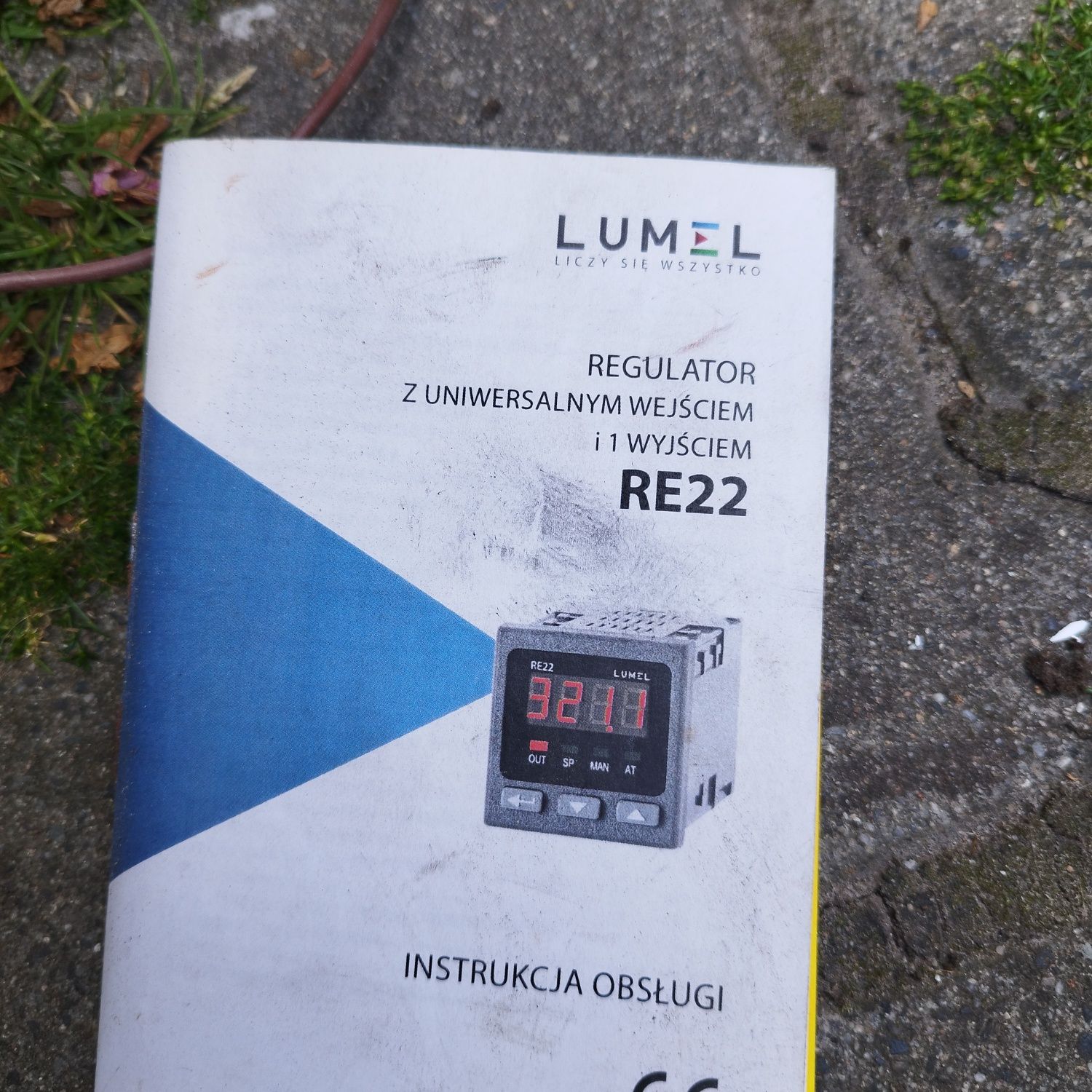 Szafka sterownicza z zainstalowanym regulatorem RE22 Lumel