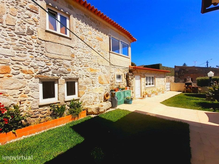 Moradia isolada com casa em pedra, anexos e vistas Mar - Areosa