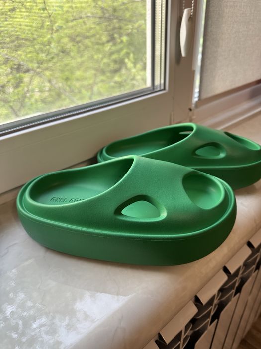 Шлепанцы и вьетнамки Axel Arigato