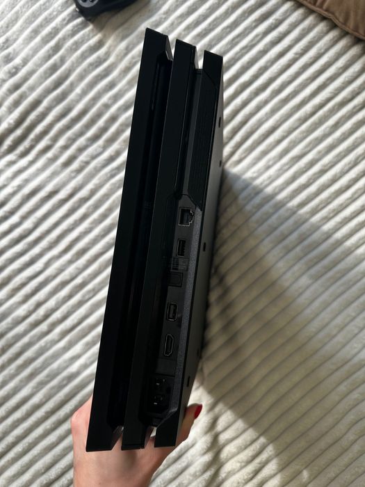 Продам PS4 PRO 1tb