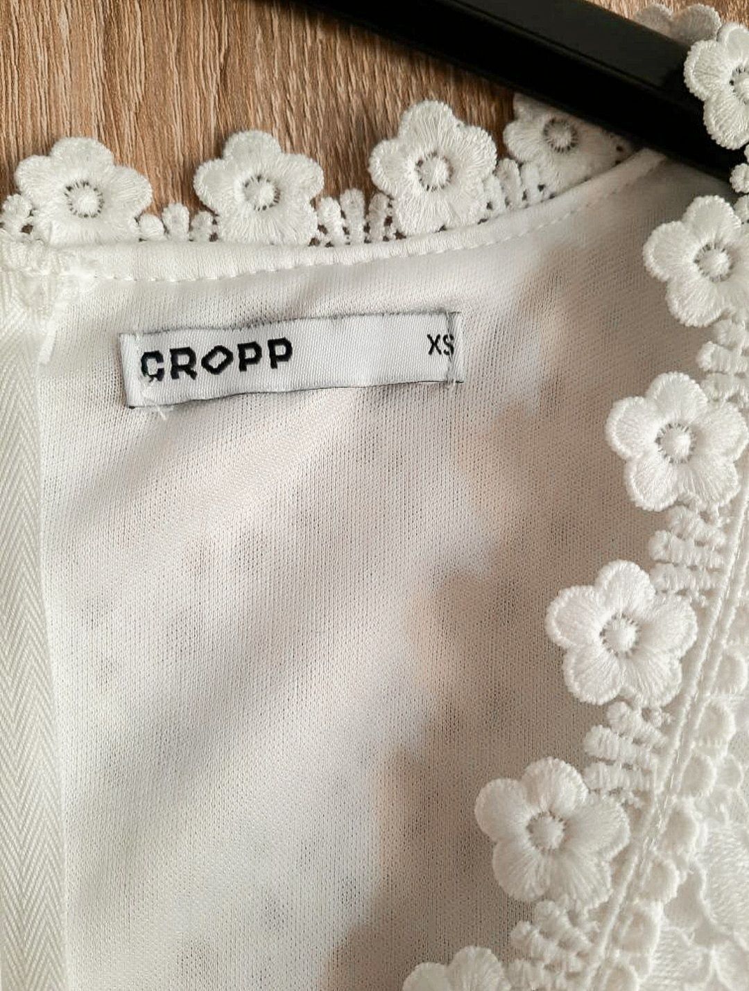 Sukienka biała koronkowa Cropp