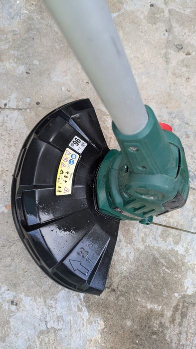 Máquina de cortar relva e roçadora  ,trabalha só que já não tenho .