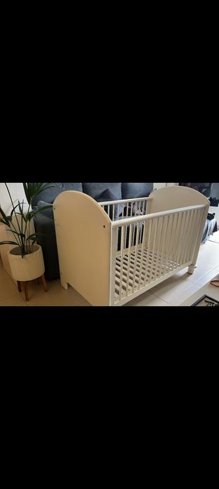 Cama de grades em madeira maciça