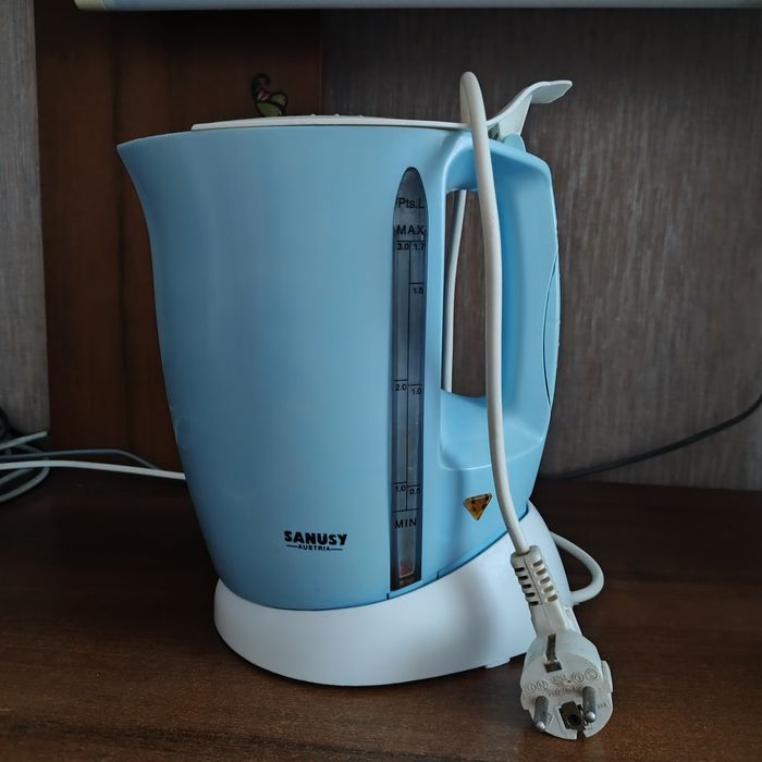 Робочий електричний чайник б/у