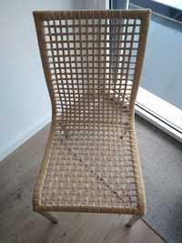 Cadeiras Ikea, com estrutura metálica e verga
