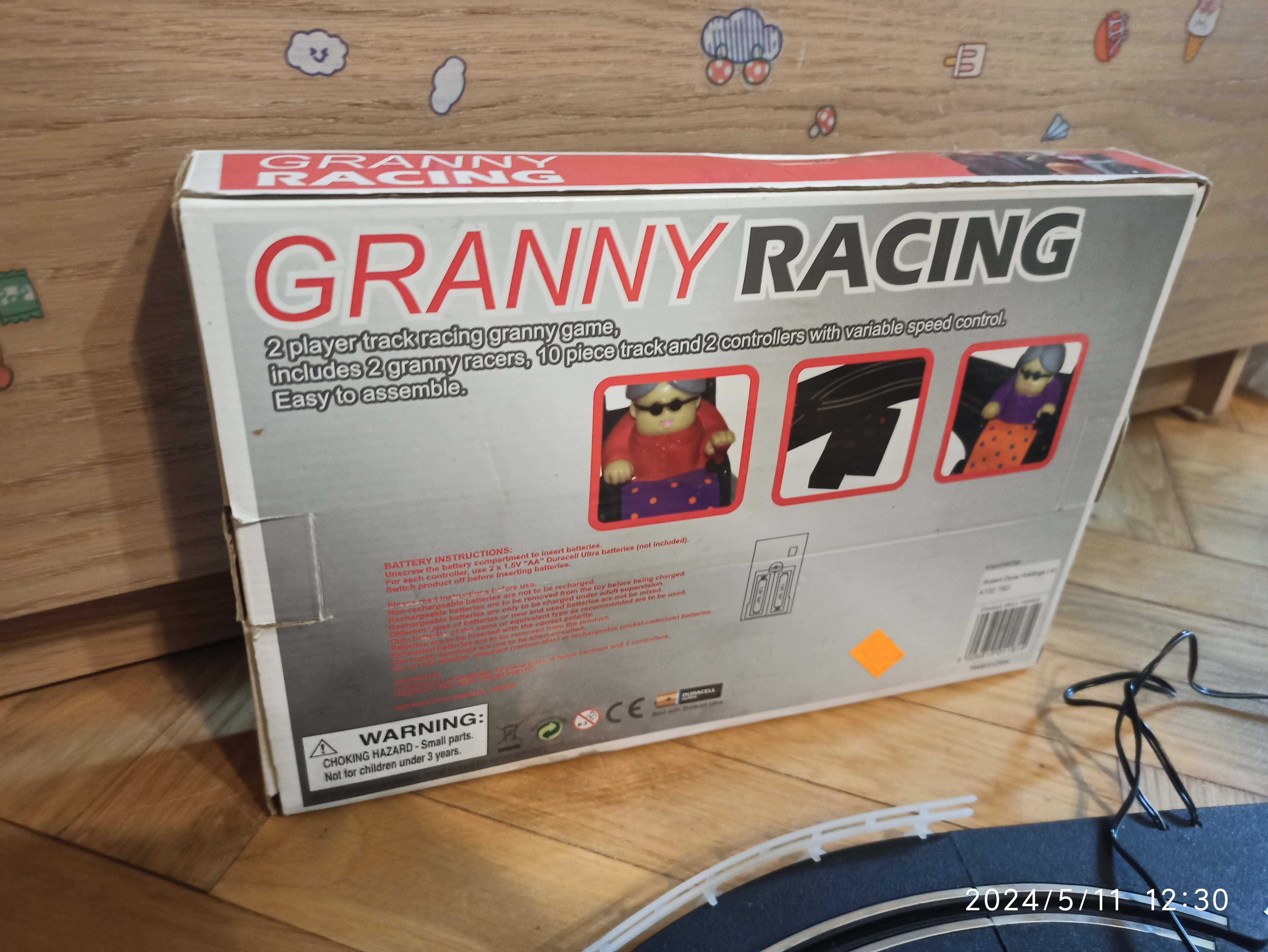 Tor wyścigowy na baterie z babciami na wózkach  GRANNY RACING