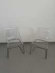 2 cadeiras transparentes