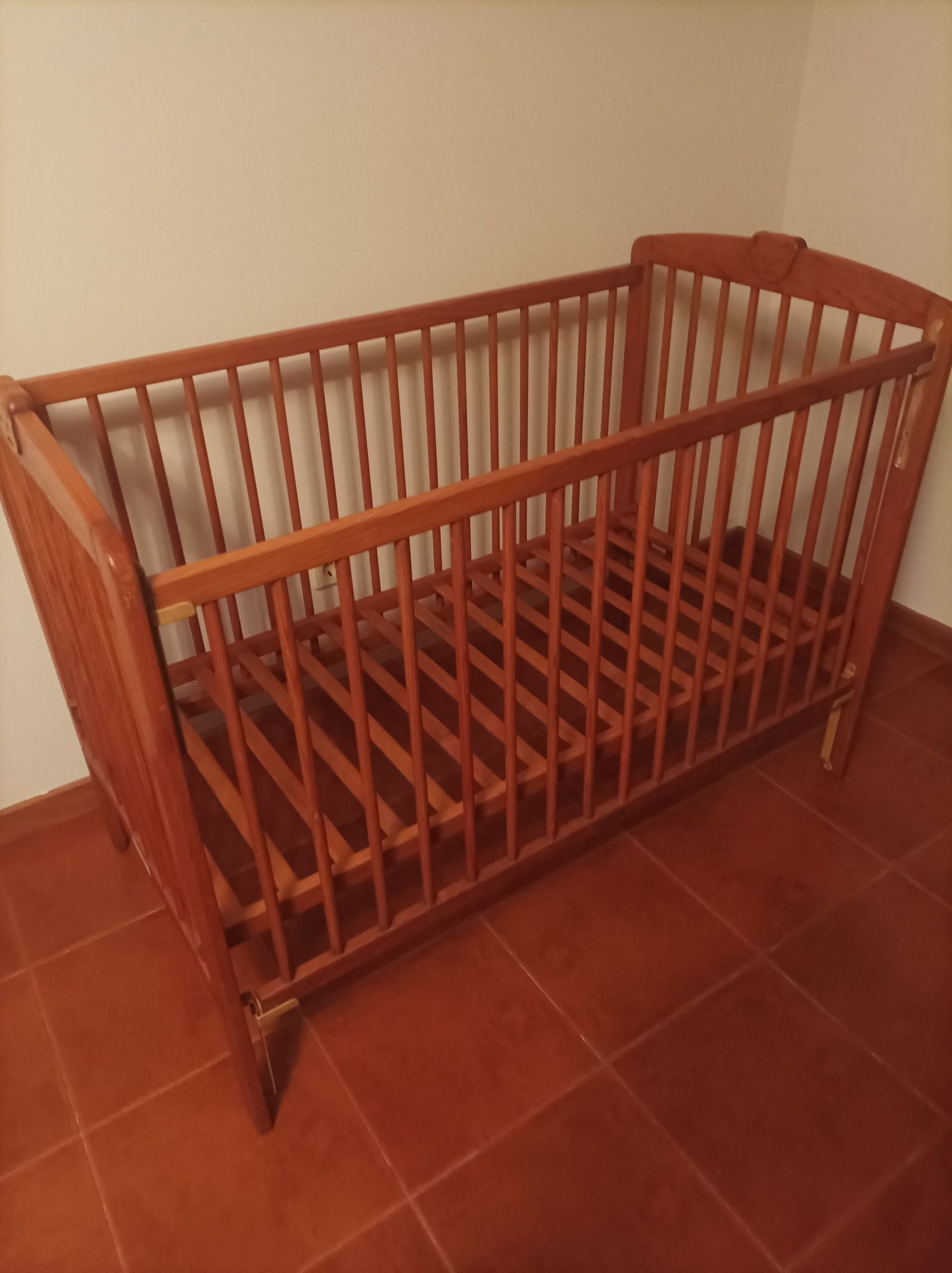 Cama de bebê em madeira maciça