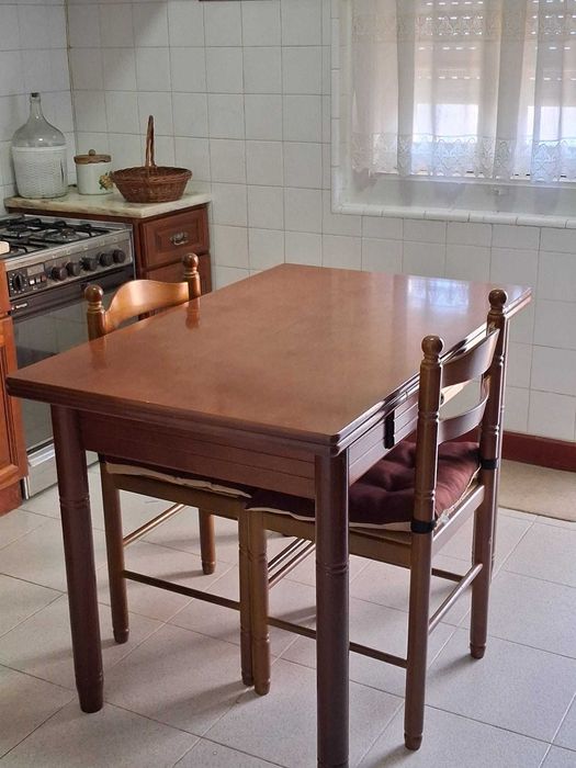 Mesa de cozinha 1,20m extensível + 2 cadeiras em muito bom estado
