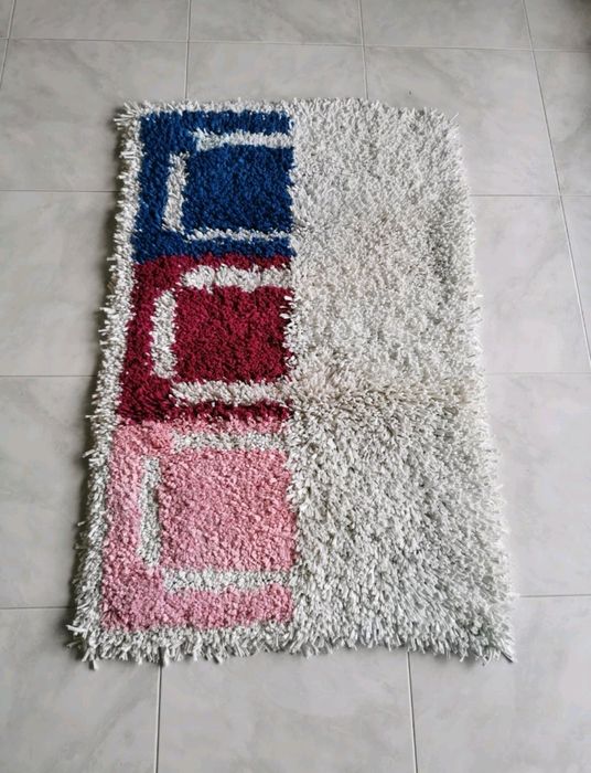 Tapete branco com azulão e branco