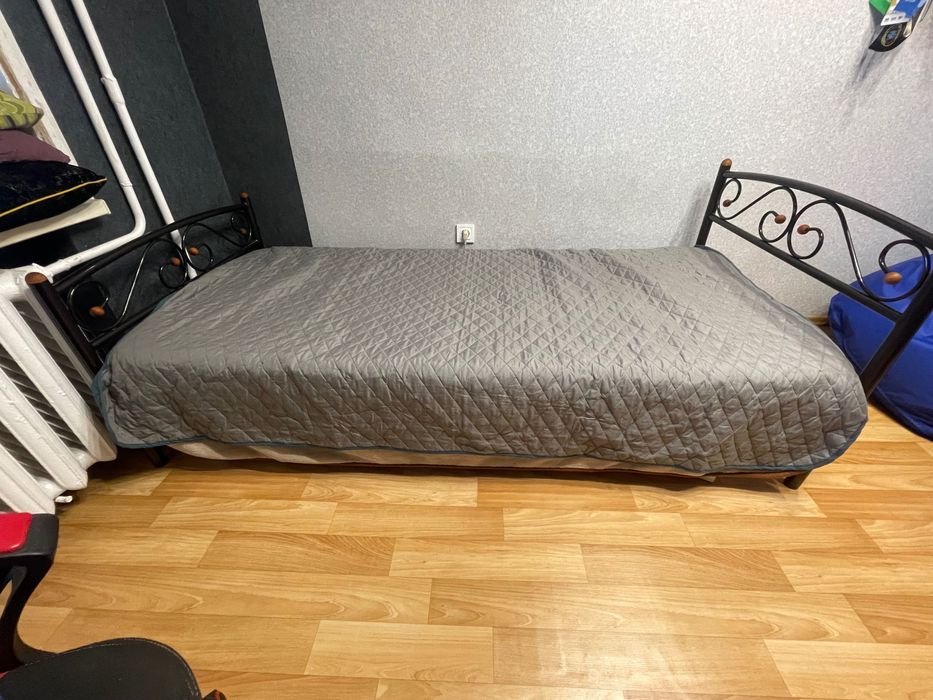 Продам односпальную кровать с матрасом