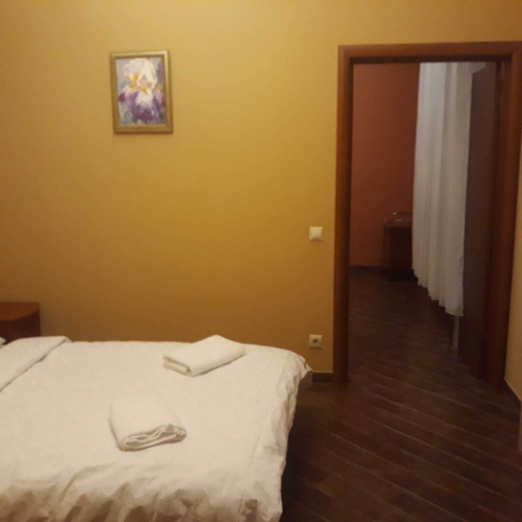 Софієвська, 1 центр ст.  м. Майдан Незалежності