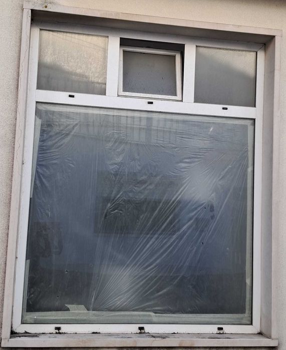 Porta loja e 2  janelas em alumínio com vidro duplo