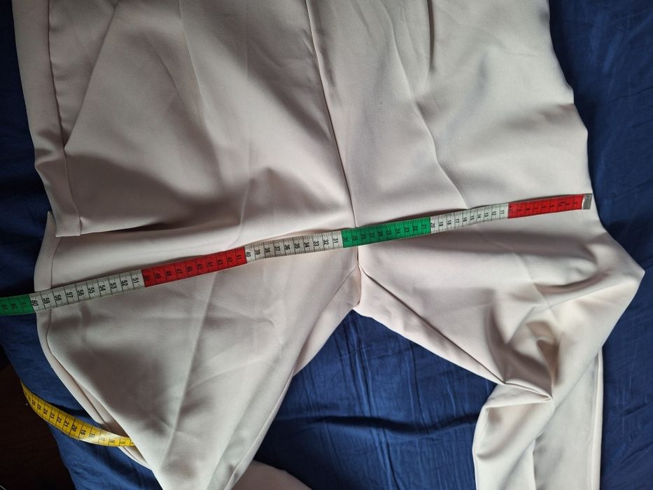 Beżowe spodnie damskie.