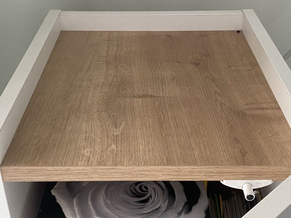 Meble Vox białe azurowe drzwiczki na gorze wykonczenie drewno kolordąb