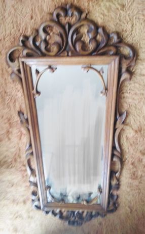 Резное старинное винтажное ретро зеркало.