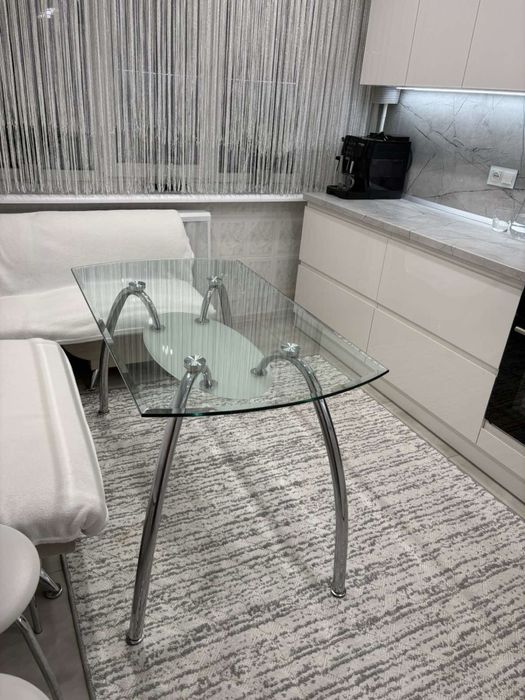 Продам скляний стіл
