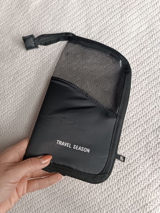 Nowa kosmetyczka czarna transparentna