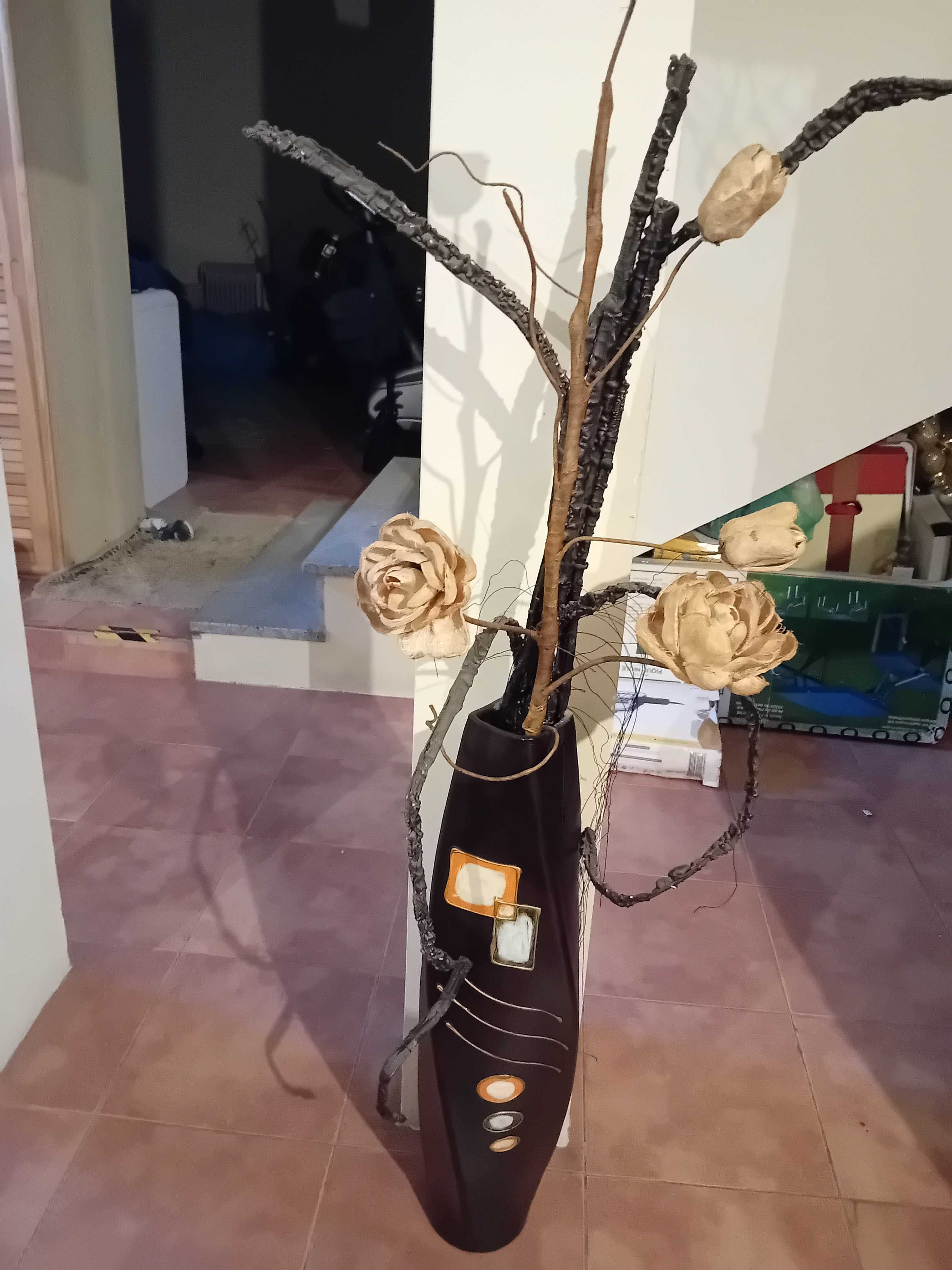 Conjunto de jarroes com flores e acessórios