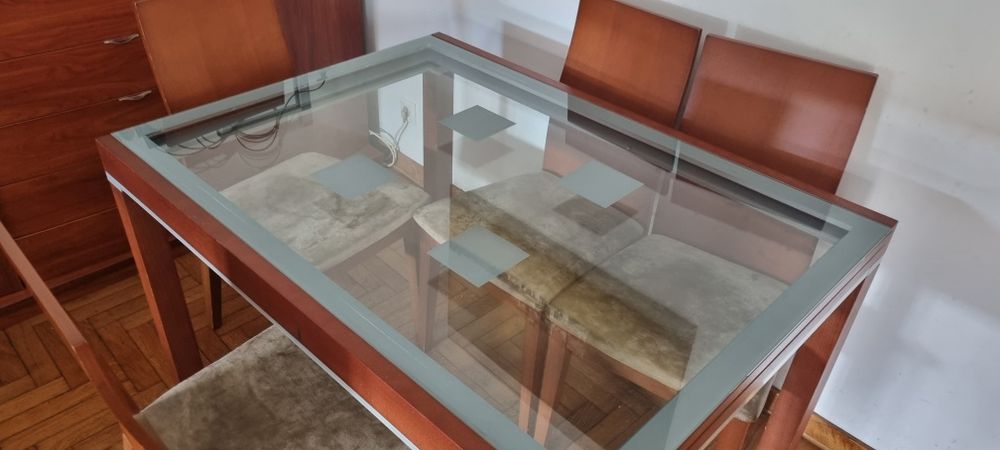 Mesa de Madeira com tampo de vidro  e cadeiras . Extensivel