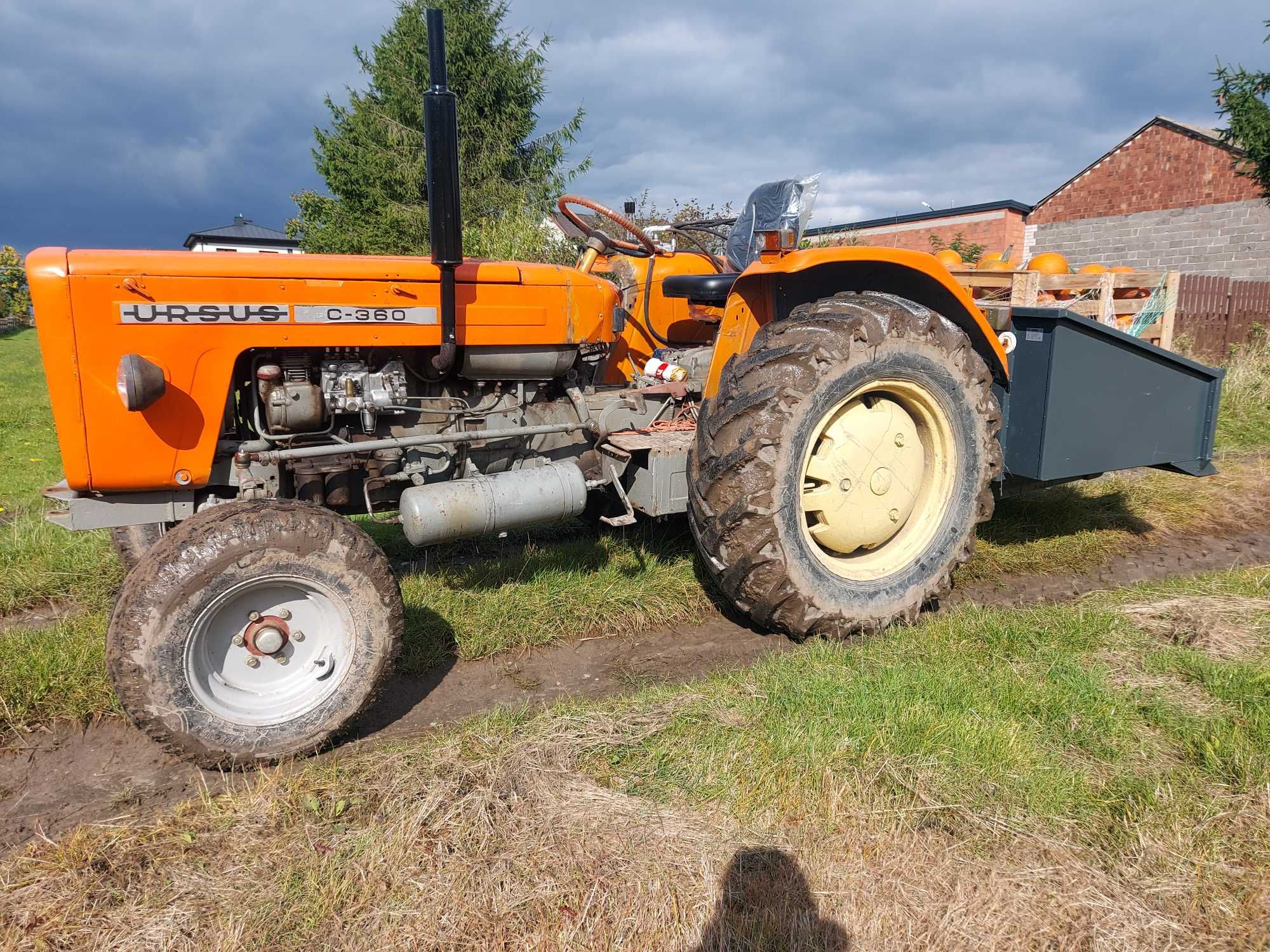Osprzęt do ciągnika ! Skrzynia do przewozu z wywrotem hydraulicznym !