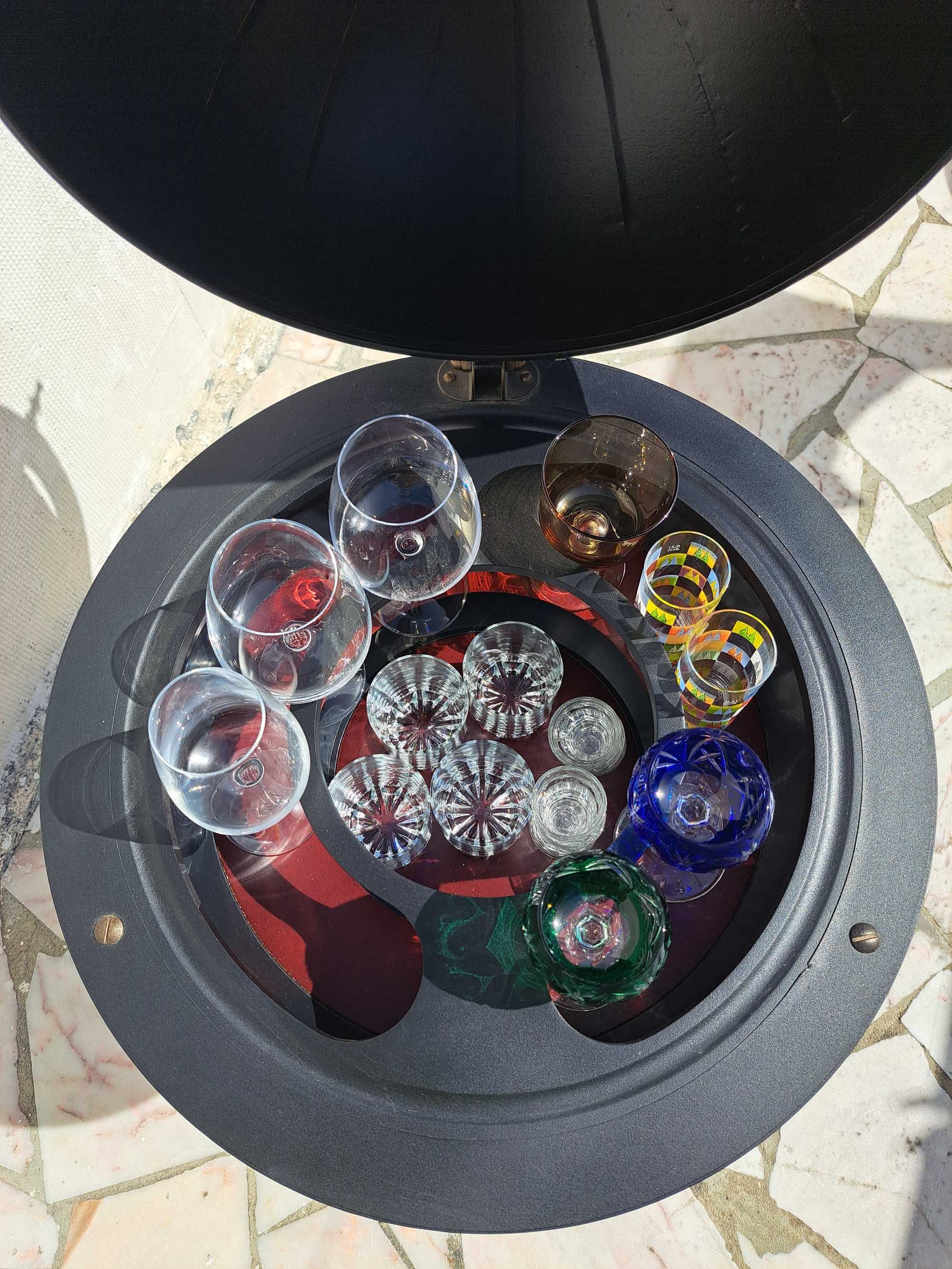 Minibar Globo Preto c\ rodas.