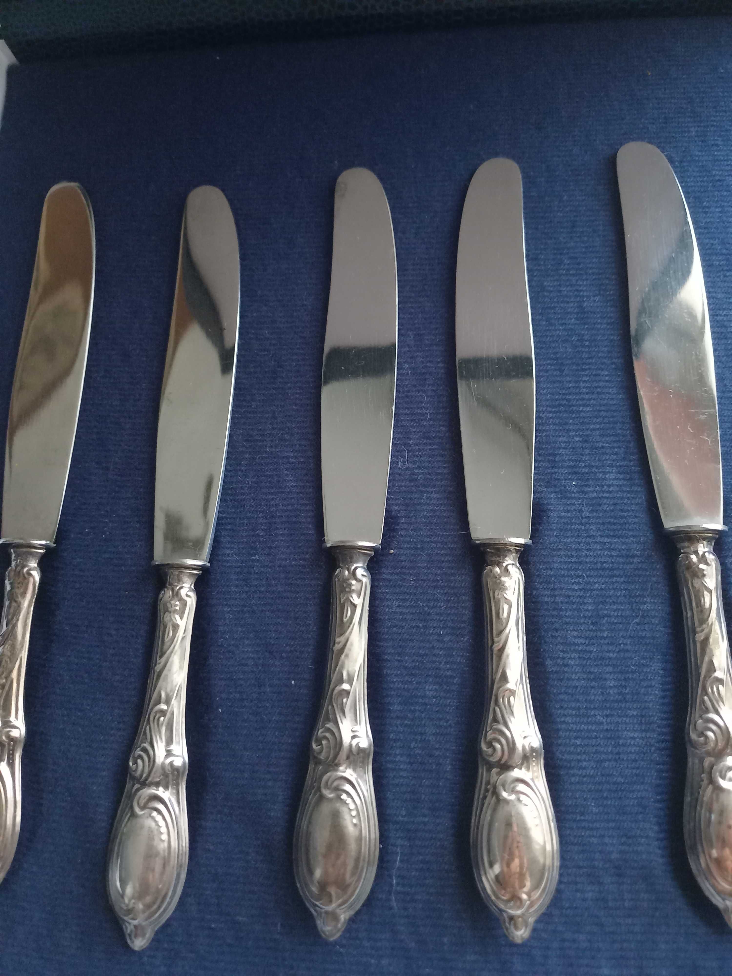 1 conjunto de 6 facas de sobremesa em prata Portuguesa.