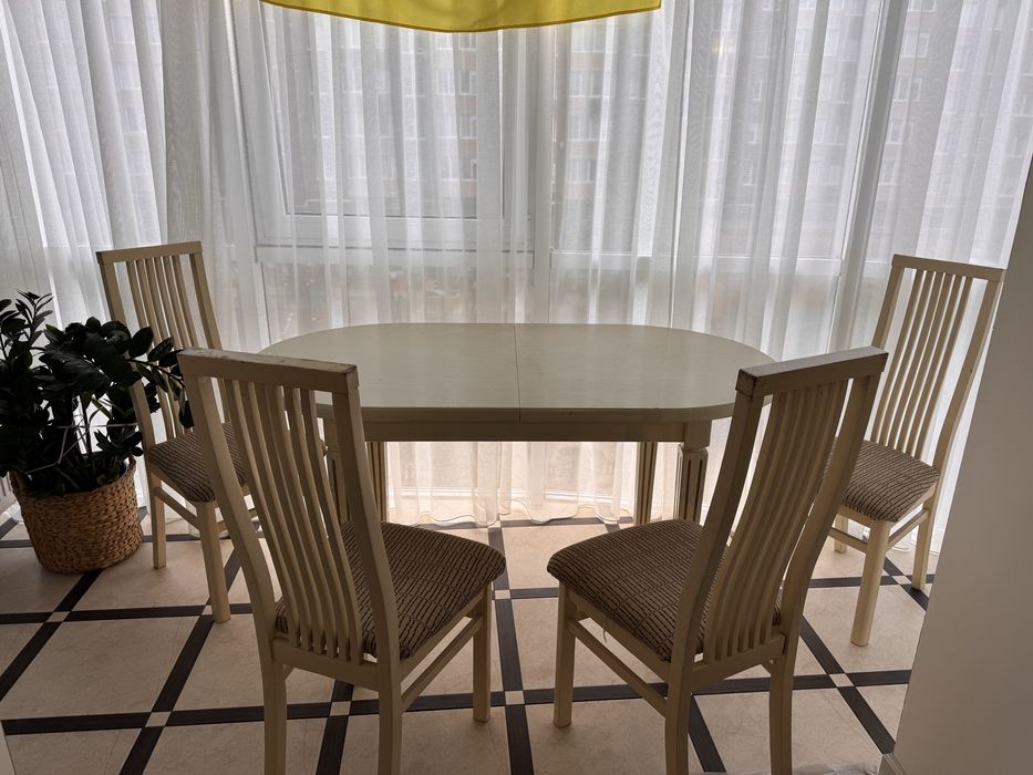 Стіл з дерева для вітальні або кухні