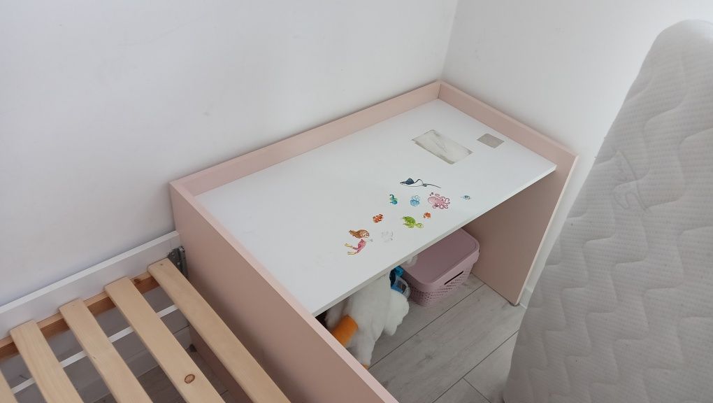 Łóżko ze stelażem i profesjonalnym materacem + biurko