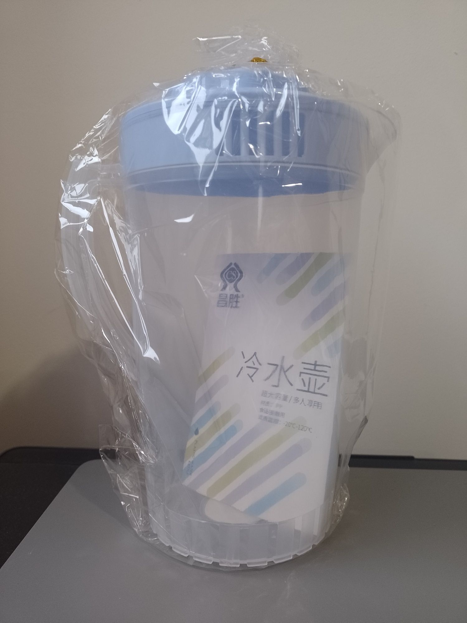 Dzbanek plastikowy 2 L z pokrywką na napoje