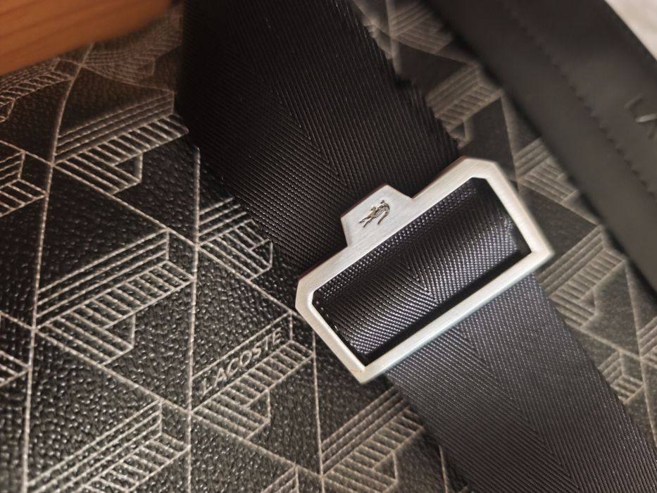 Lacoste Mala Tiracolo Preta com Monograma Lacoste .