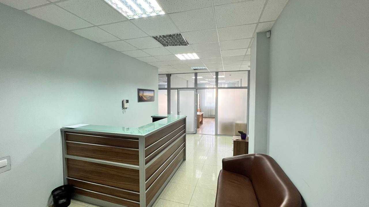 Оренда офісу 1-й поверх 180 кв/м  вул. Коновальця, 32 | Без комісії