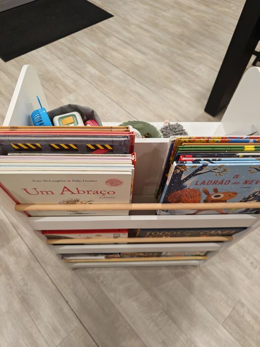 Vendo estante/biblioteca, bilateral, com rodas.