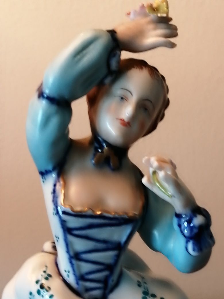 Lindo par de figuras em porcelana europeia impecável