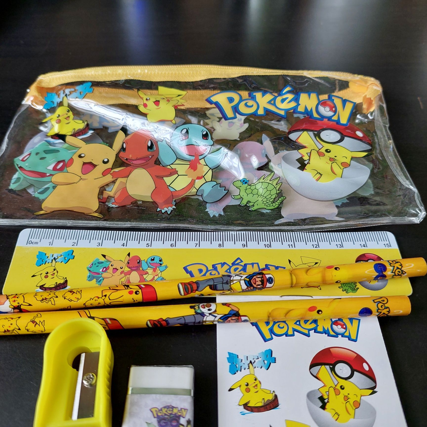 Piórnik POKEMON z akcesoriami.