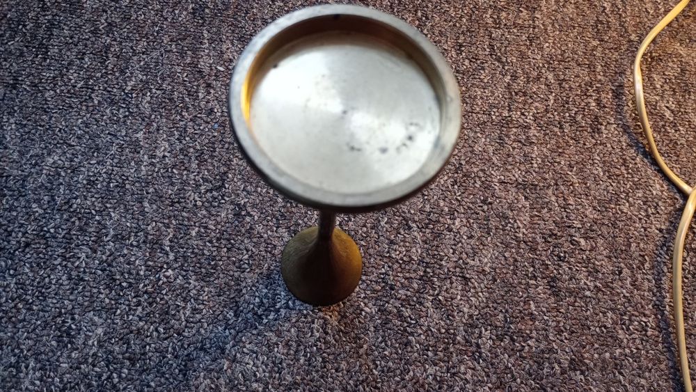 Mosiężny świecznik.