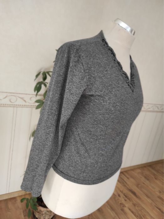 Bluzka szara z ozdobnym dekoltem w serek koronka długi rękaw XL 42