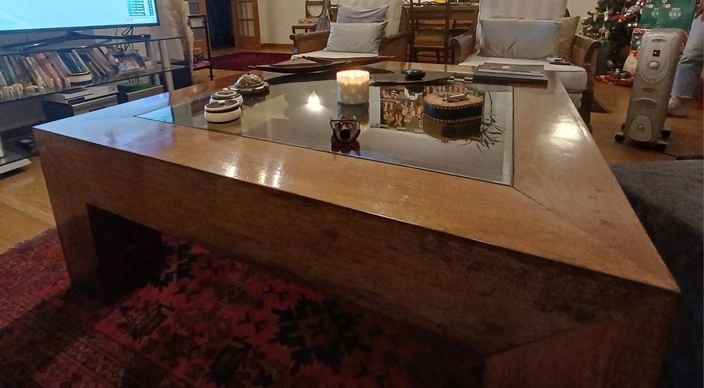 Mesa de madeira maciça e tampo em vidro