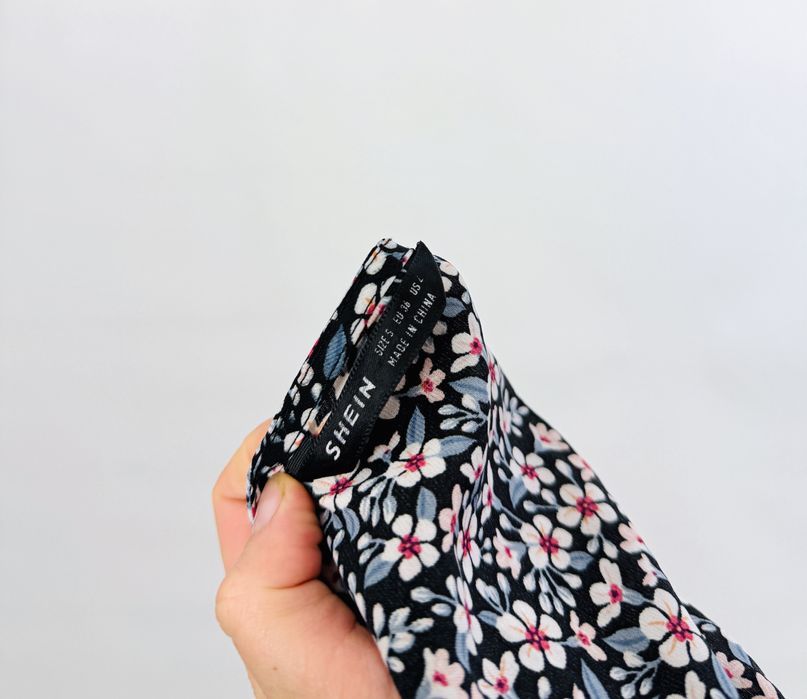 Czarna bluzka w drobny kwiatowy wzór z wiązaniem S 36 Shein