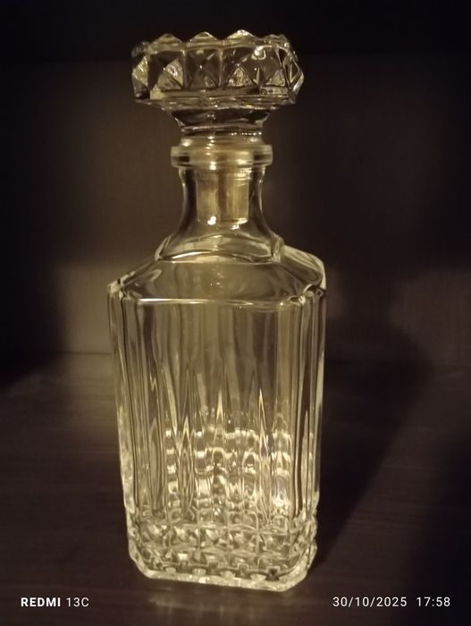 Garrafa de vidro transparente