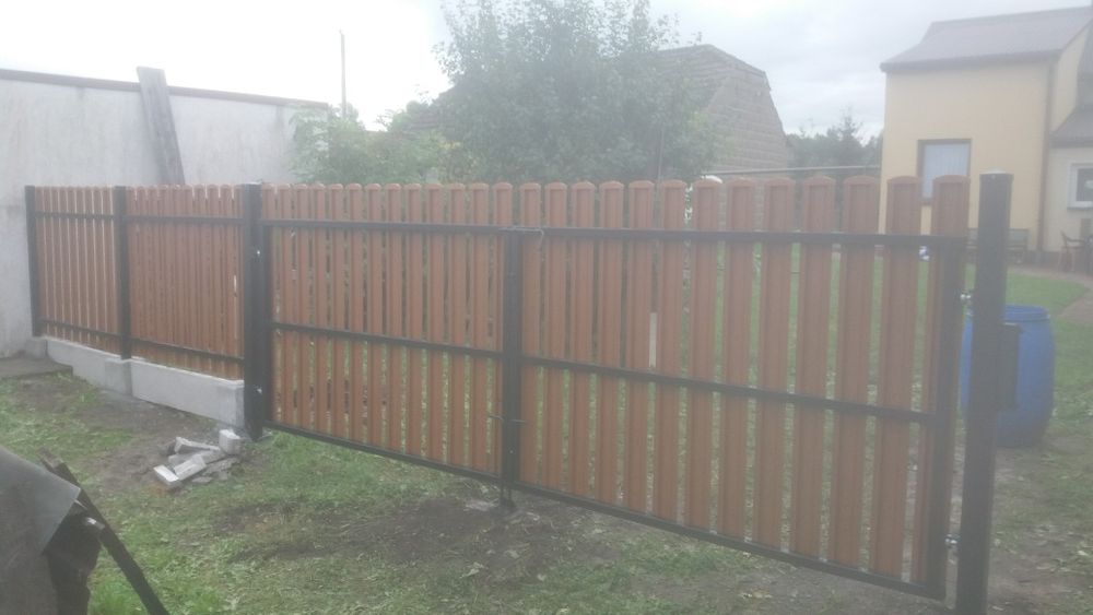 Ogrodzenie ze sztachet metalowych przęsła na podmurówce