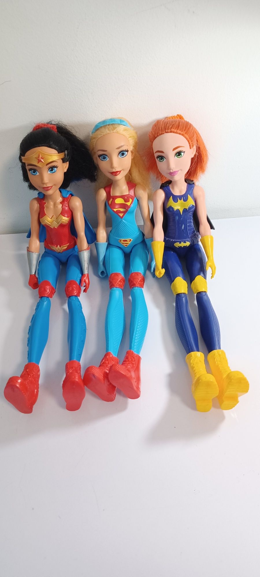 Batgirl ,mulher maravilha e super girl