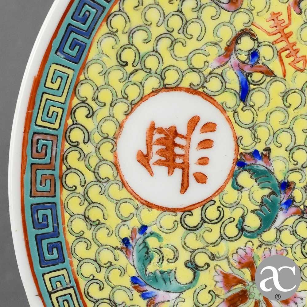 Prato em Porcelana da China com carateres chineses