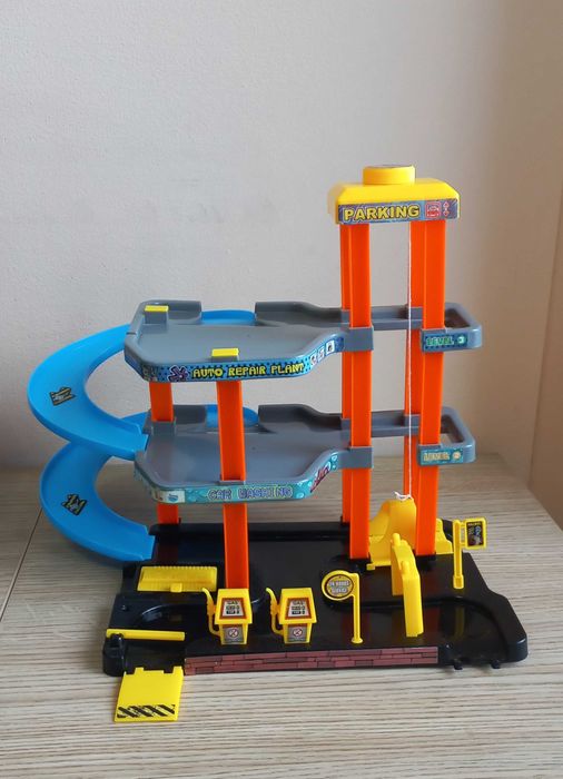 Дитяча парковка-гараж та трейлер з машинами