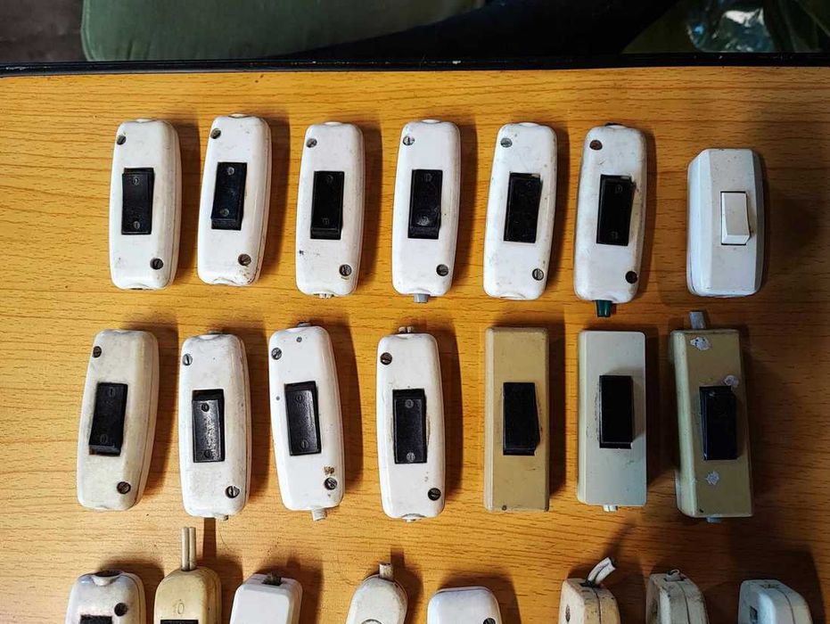 Bakelitowy wyłącznik,pstryczek elektryczek,cena za 1 szt.