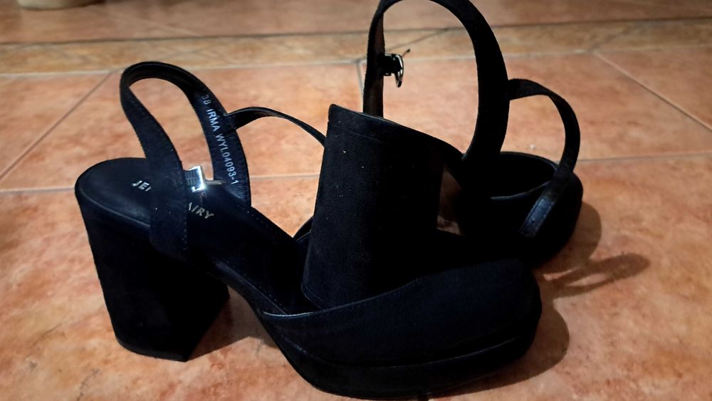 Zamszowe, czarne buty na obcasie